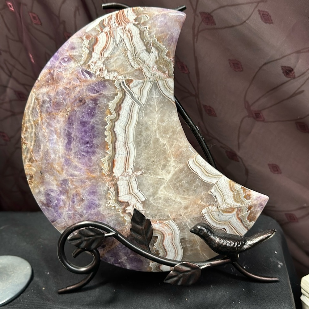 This dream amethyst mix Mexican crazy lace crescent moon is 1270 g 8”x 7 1/2”